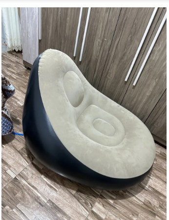 Foto enviada por cliente mostrando a poltrona inflável no quarto