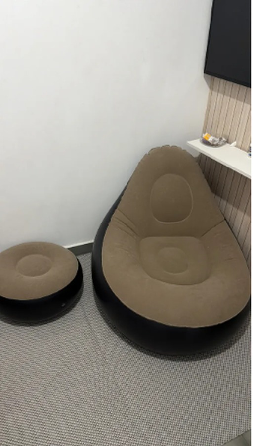 Foto enviada por cliente mostrando a poltrona inflável com o puff na varanda